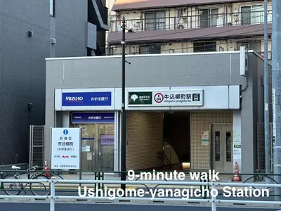 a building on the side of a city street at \u65b0\u5bbf\u795e\u697d\u5742\u8fd1\u304f\u5bff\u53f8\u5e973 in Tokyo