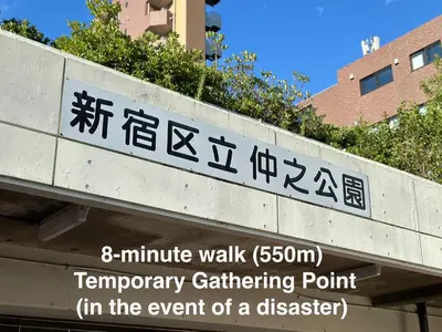 a sign for atemporary walkiating point in the event of a disaster at \u65b0\u5bbf\u795e\u697d\u5742\u8fd1\u304f\u5bff\u53f8\u5e973 in Tokyo