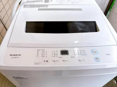 a white microwave oven sitting on top of a counter at \u30af\u30aa\u30ea\u30c6\u30a3\u30cf\u30a4\u30c4101\u53f7\u5ba4 in Tokyo