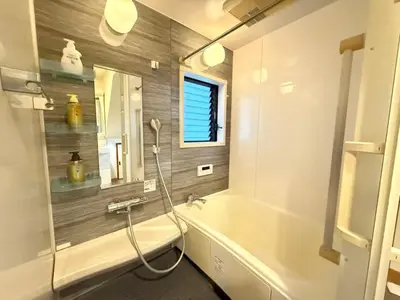 a bathroom with a shower and a tub and a sink at \u967d\u6668\u30af\u30ea\u30b9\u30bf\u30eb\u4e09\u30ce\u8f2a\u65c5\u9928 in Tokyo
