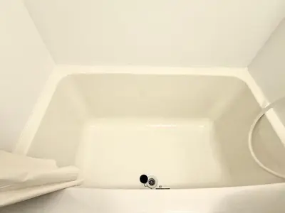 a white bath tub with a drain in it at \u967d\u6668\u30af\u30ea\u30b9\u30bf\u30eb\u4e09\u30ce\u8f2a\u65c5\u9928 in Tokyo