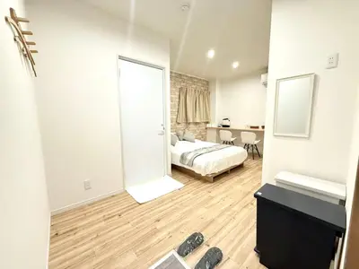 a bedroom with a bed and a large window at \u967d\u6668\u30af\u30ea\u30b9\u30bf\u30eb\u4e09\u30ce\u8f2a\u65c5\u9928 in Tokyo