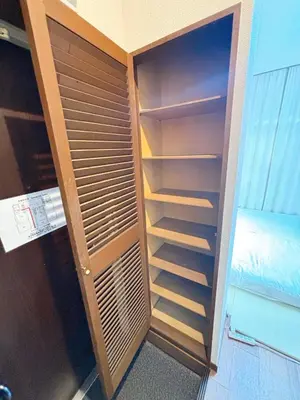 a closet with wooden shelves and a bed in it at \u30af\u30aa\u30ea\u30c6\u30a3\u30cf\u30a4\u30c4301 in Tokyo