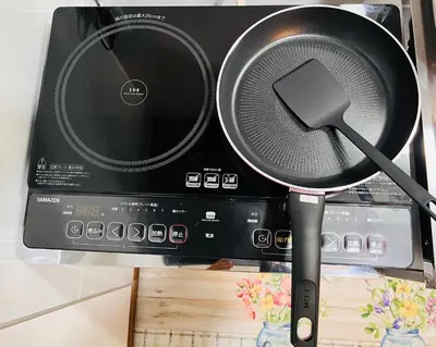 a microwave oven with a pot on top of it at Maison du Skytree Tokyo in Tokyo
