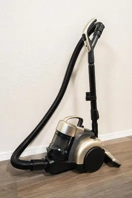 a vacuum cleaner sitting on the floor next to a wall at 109, Nishiarai, \u897f\u65b0\u4e95 \u65b0\u898f\u30aa\u30fc\u30d7\u30f3, \u6771\u4eac\u89b3\u5149\u306b\u6700\u9069, 10\u540d\u69d8\u3054\u5229\u7528\u53ef\u80fd in Tokyo