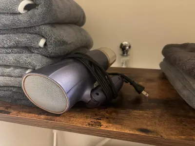 a speaker sitting on a table next to towels at \u3055\u304f\u3089\u65c5\u9928 \u9ad8\u5186\u5bfa\u5317\u5343\u5229\u4f11 b101\u53f7\u5ba4 in Tokyo