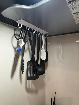 a rack of utensils hanging on a wall at \u3055\u304f\u3089\u65c5\u9928 \u9ad8\u5186\u5bfa\u5317\u5343\u5229\u4f11 b101\u53f7\u5ba4 in Tokyo