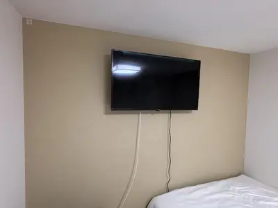 a flat screen tv hanging on a wall at \u3055\u304f\u3089\u65c5\u9928 \u9ad8\u5186\u5bfa\u5317\u5343\u5229\u4f11 b101\u53f7\u5ba4 in Tokyo
