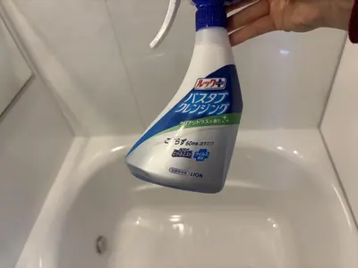 a person holding a bottle of tooth paste on a sink at \u3055\u304f\u3089\u65c5\u9928 \u9ad8\u5186\u5bfa\u5317\u5343\u5229\u4f11 \uff42102\u53f7\u5ba4 in Tokyo