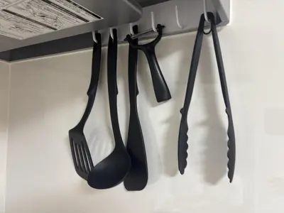 a group of utensils hanging on a magnetic rack at \u3055\u304f\u3089\u65c5\u9928 \u9ad8\u5186\u5bfa\u5317\u5343\u5229\u4f11 \uff42102\u53f7\u5ba4 in Tokyo