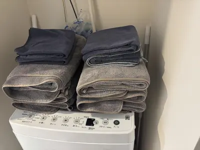 a pile of towels sitting on top of a washing machine at \u3055\u304f\u3089\u65c5\u9928 \u9ad8\u5186\u5bfa\u5317\u5343\u5229\u4f11 \uff42102\u53f7\u5ba4 in Tokyo