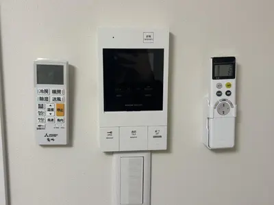 a white machine on the wall with two controllers at \u3055\u304f\u3089\u65c5\u9928 \u9ad8\u5186\u5bfa\u5317\u5343\u5229\u4f11 \uff42102\u53f7\u5ba4 in Tokyo