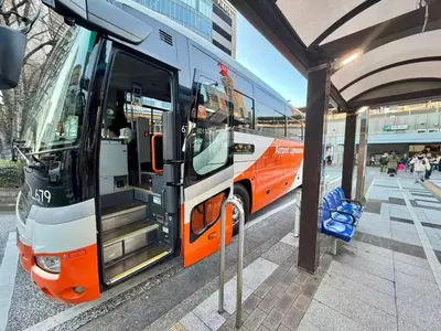 a bus is parked at a bus stop at \u30a8\u30de\u30fc\u30ec\u6771\u5c0f\u5ca9201 \u5c0f\u5ca9\u99c5\u5f92\u6b695\u5206 \u6700\u59279\u540d \u548c\u5ba4\u7573 in Tokyo