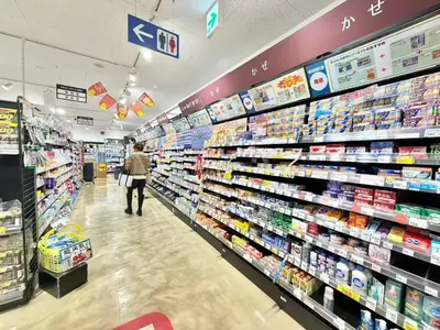 a man is walking through a supermarket aisle at \u30a8\u30de\u30fc\u30ec\u6771\u5c0f\u5ca9201 \u5c0f\u5ca9\u99c5\u5f92\u6b695\u5206 \u6700\u59279\u540d \u548c\u5ba4\u7573 in Tokyo