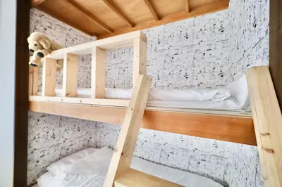 a bunk bed with two bunk beds in a room at \u30a8\u30de\u30fc\u30ec\u6771\u5c0f\u5ca9201 \u5c0f\u5ca9\u99c5\u5f92\u6b695\u5206 \u6700\u59279\u540d \u548c\u5ba4\u7573 in Tokyo