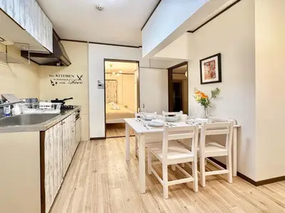 a kitchen and dining room with a table and chairs at \u30a8\u30de\u30fc\u30ec\u6771\u5c0f\u5ca9101 \u5c0f\u5ca9\u99c5\u5f92\u6b695\u5206 \u6700\u59277\u540d \u548c\u5ba4\u7573 in Tokyo