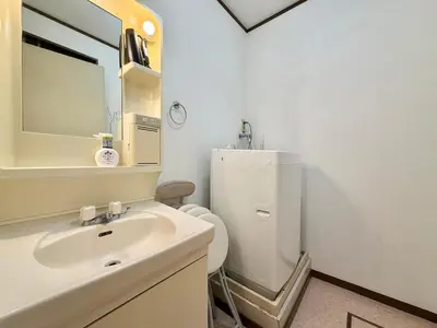 a bathroom with a sink and a toilet and a mirror at \u30a8\u30de\u30fc\u30ec\u6771\u5c0f\u5ca9101 \u5c0f\u5ca9\u99c5\u5f92\u6b695\u5206 \u6700\u59277\u540d \u548c\u5ba4\u7573 in Tokyo