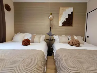 two beds sitting next to each other in a room at \u65b0\u5bbf\u4e2d\u5fc3#\u5927\u4e45\u4fdd\u97e9\u56fd\u6b65\u884c\u8857#\u5927\u4e45\u4fdd\u7ad9\u6b65\u884c6\u5206-Shinjuku center#Ookubo station 6 minutes walk#\u76f4\u8fbe\u65b0\u5bbf \u6d89\u8c37 \u8868\u53c2\u9053 \u6c60\u888b \u4e0a\u91ce \u4ee3\u4ee3\u6728 \u94f6\u5ea7 \u539f\u5bbf203 in Tokyo