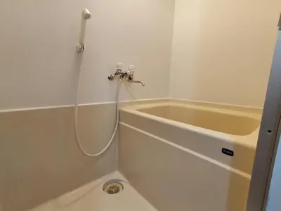 a bath tub with a hose attached to a wall at \u65b0\u5bbf\u4e2d\u5fc3#\u5927\u4e45\u4fdd\u97e9\u56fd\u6b65\u884c\u8857#\u5927\u4e45\u4fdd\u7ad9\u6b65\u884c6\u5206-Shinjuku center#Ookubo station 6 minutes walk#\u76f4\u8fbe\u65b0\u5bbf \u6d89\u8c37 \u8868\u53c2\u9053 \u6c60\u888b \u4e0a\u91ce \u4ee3\u4ee3\u6728 \u94f6\u5ea7 \u539f\u5bbf203 in Tokyo