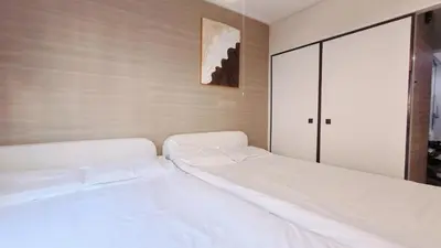 a bedroom with a white bed and a closet at \u65b0\u5bbf\u4e2d\u5fc3#\u5927\u4e45\u4fdd\u97e9\u56fd\u6b65\u884c\u8857#\u5927\u4e45\u4fdd\u7ad9\u6b65\u884c6\u5206-Shinjuku center#Ookubo station 6 minutes walk#\u76f4\u8fbe\u65b0\u5bbf \u6d89\u8c37 \u8868\u53c2\u9053 \u6c60\u888b \u4e0a\u91ce \u4ee3\u4ee3\u6728 \u94f6\u5ea7 \u539f\u5bbf203 in Tokyo