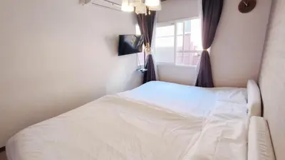a white bed in a room with a window at \u65b0\u5bbf\u4e2d\u5fc3#\u5927\u4e45\u4fdd\u97e9\u56fd\u6b65\u884c\u8857#\u5927\u4e45\u4fdd\u7ad9\u6b65\u884c6\u5206-Shinjuku center#Ookubo station 6 minutes walk#\u76f4\u8fbe\u65b0\u5bbf \u6d89\u8c37 \u8868\u53c2\u9053 \u6c60\u888b \u4e0a\u91ce \u4ee3\u4ee3\u6728 \u94f6\u5ea7 \u539f\u5bbf203 in Tokyo