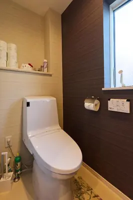 a bathroom with a white toilet and a window at Hotel \u30d5\u30eb\u30fc\u30eb301 in Tokyo