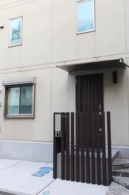 a black door in front of a building at Hotel \u30d5\u30eb\u30fc\u30eb301 in Tokyo