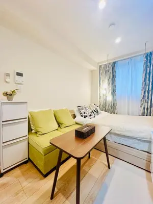 a living room with a couch and a bed at jlb\u30b0\u30e9\u30f3\u30a8\u30af\u30ea\u30e5\u521d\u53f0 101 in Tokyo