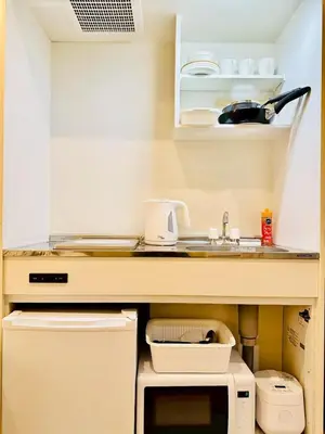 a kitchen with a sink and a microwave at jlb\u30b0\u30e9\u30f3\u30a8\u30af\u30ea\u30e5\u521d\u53f0 101 in Tokyo