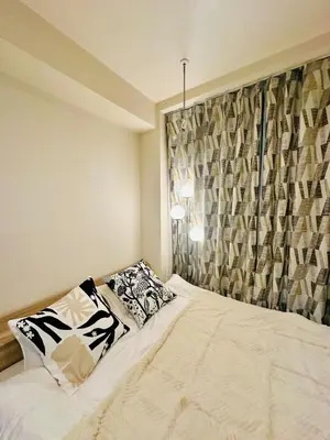 a bedroom with a bed with two pillows on it at jlb\u30b0\u30e9\u30f3\u30a8\u30af\u30ea\u30e5\u521d\u53f0 101 in Tokyo