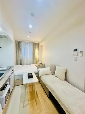 a living room with a couch and a bed at jlb\u30b0\u30e9\u30f3\u30a8\u30af\u30ea\u30e5\u521d\u53f0 102 in Tokyo