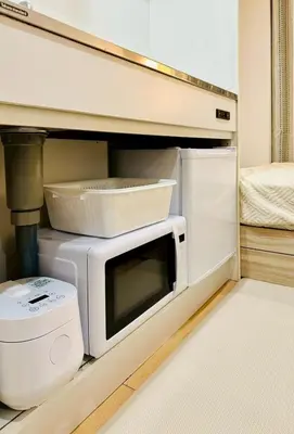 a kitchen with a microwave and a sink at jlb\u30b0\u30e9\u30f3\u30a8\u30af\u30ea\u30e5\u521d\u53f0 102 in Tokyo