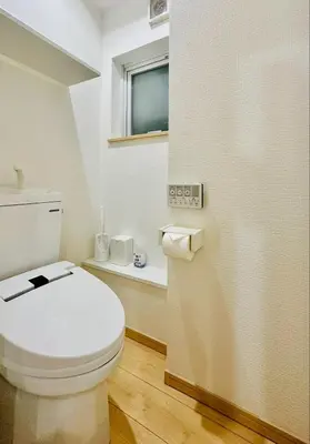 a bathroom with a white toilet and a window at jlb\u30b0\u30e9\u30f3\u30a8\u30af\u30ea\u30e5\u521d\u53f0 102 in Tokyo