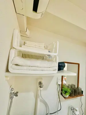 a white shelf with towels and a sink in a bathroom at jlb\u30b0\u30e9\u30f3\u30a8\u30af\u30ea\u30e5\u521d\u53f0 102 in Tokyo