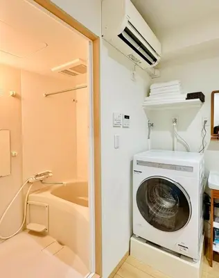 a washing machine in a bathroom with a tub at jlb\u30b0\u30e9\u30f3\u30a8\u30af\u30ea\u30e5\u521d\u53f0 102 in Tokyo