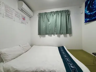 a bedroom with a white bed and a window at \u7573\u30d5\u30a1\u30df\u30ea\u30fc\u30bf\u30a4\u30d7 in Tokyo