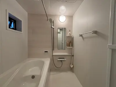 a white bathroom with a tub and a shower at \u7573\u30d5\u30a1\u30df\u30ea\u30fc\u30bf\u30a4\u30d7 in Tokyo