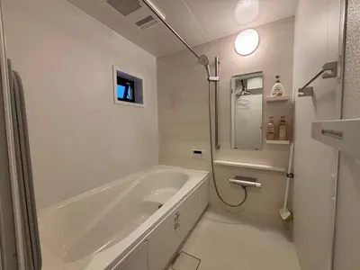 a white bathroom with a tub and a shower at \u7573\u30d5\u30a1\u30df\u30ea\u30fc\u30bf\u30a4\u30d7 in Tokyo