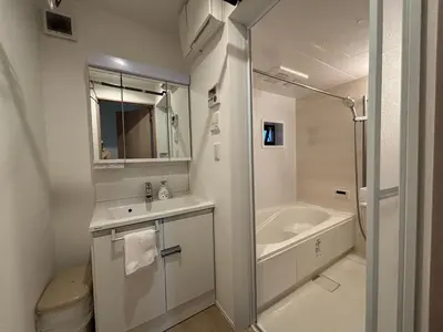 a bathroom with a toilet and a sink and a shower at \u7573\u30d5\u30a1\u30df\u30ea\u30fc\u30bf\u30a4\u30d7 in Tokyo