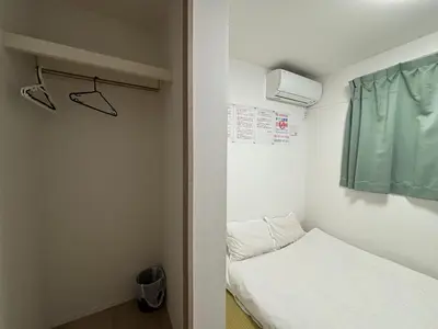 a small room with a bed and a window at \u7573\u30d5\u30a1\u30df\u30ea\u30fc\u30bf\u30a4\u30d7 in Tokyo