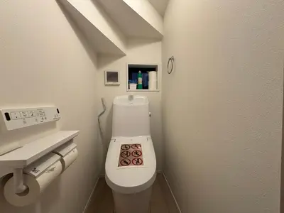 a bathroom with a white toilet in a room at \u7573\u30d5\u30a1\u30df\u30ea\u30fc\u30bf\u30a4\u30d7 in Tokyo