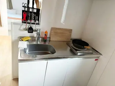 a kitchen counter with a sink and a pan on it at \u56db\u4eba\u90e8\u5c4b\u30d5\u30a1\u30df\u30ea\u30fc\u30bf\u30a4\u30d7 in Tokyo