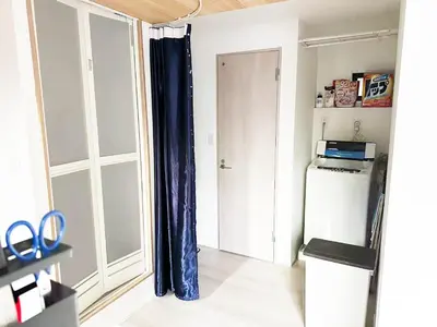 a room with a blue curtain and a refrigerator at \u56db\u4eba\u90e8\u5c4b\u30d5\u30a1\u30df\u30ea\u30fc\u30bf\u30a4\u30d7 in Tokyo