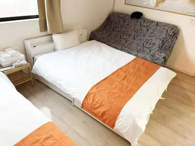 a bedroom with a large bed in a room at \u56db\u4eba\u90e8\u5c4b\u30d5\u30a1\u30df\u30ea\u30fc\u30bf\u30a4\u30d7 in Tokyo