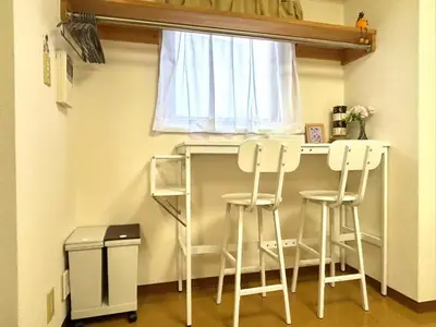 a kitchen with two stools and a table and a window at F2-Shibuya center 8mins to ST-Max 5P-\u4e58\u7535\u8f664mins\u53ef\u76f4\u8fbe\u65b0\u5bbf-\u5df4\u58eb\u76f4\u8fbe\u6e0b\u8c37\u516d\u672c\u6728\u94f6\u5ea7 in Tokyo