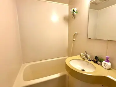 a bathroom with a sink and a bath tub at F2-Shibuya center 8mins to ST-Max 5P-\u4e58\u7535\u8f664mins\u53ef\u76f4\u8fbe\u65b0\u5bbf-\u5df4\u58eb\u76f4\u8fbe\u6e0b\u8c37\u516d\u672c\u6728\u94f6\u5ea7 in Tokyo