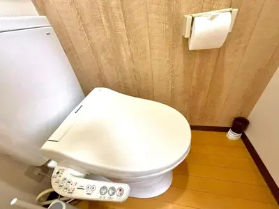 a bathroom with a white toilet with a remote control at F2-Shibuya center 8mins to ST-Max 5P-\u4e58\u7535\u8f664mins\u53ef\u76f4\u8fbe\u65b0\u5bbf-\u5df4\u58eb\u76f4\u8fbe\u6e0b\u8c37\u516d\u672c\u6728\u94f6\u5ea7 in Tokyo