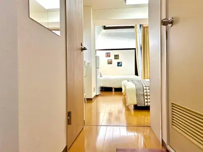 a hallway of a hospital room with a bed at F2-Shibuya center 8mins to ST-Max 5P-\u4e58\u7535\u8f664mins\u53ef\u76f4\u8fbe\u65b0\u5bbf-\u5df4\u58eb\u76f4\u8fbe\u6e0b\u8c37\u516d\u672c\u6728\u94f6\u5ea7 in Tokyo