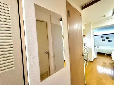 a room with a door with a mirror and a bedroom at F2-Shibuya center 8mins to ST-Max 5P-\u4e58\u7535\u8f664mins\u53ef\u76f4\u8fbe\u65b0\u5bbf-\u5df4\u58eb\u76f4\u8fbe\u6e0b\u8c37\u516d\u672c\u6728\u94f6\u5ea7 in Tokyo