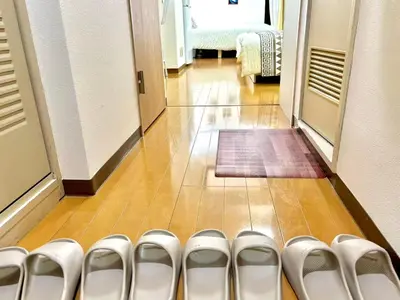 a row of white chairs sitting in a hallway at F2-Shibuya center 8mins to ST-Max 5P-\u4e58\u7535\u8f664mins\u53ef\u76f4\u8fbe\u65b0\u5bbf-\u5df4\u58eb\u76f4\u8fbe\u6e0b\u8c37\u516d\u672c\u6728\u94f6\u5ea7 in Tokyo